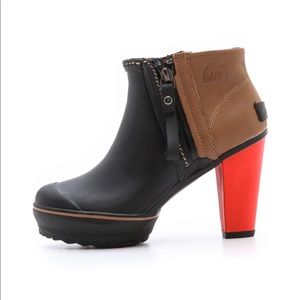 Sorel Medina Boot size 7 rain Orange heel leather